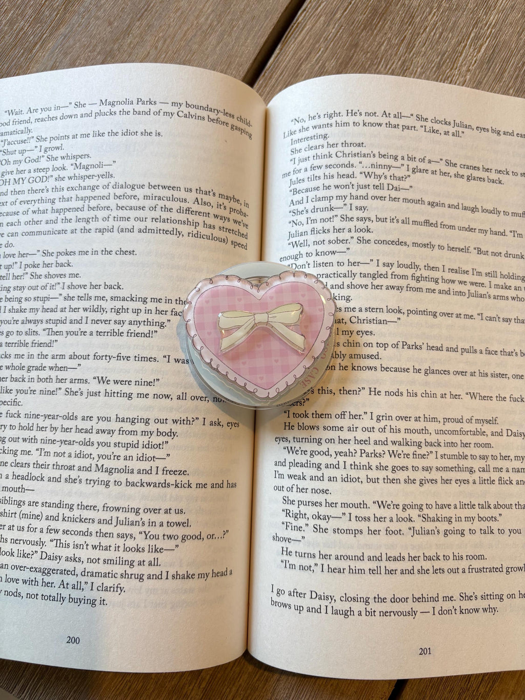 Pink Heart and Bow Magnetic Kindle Grip