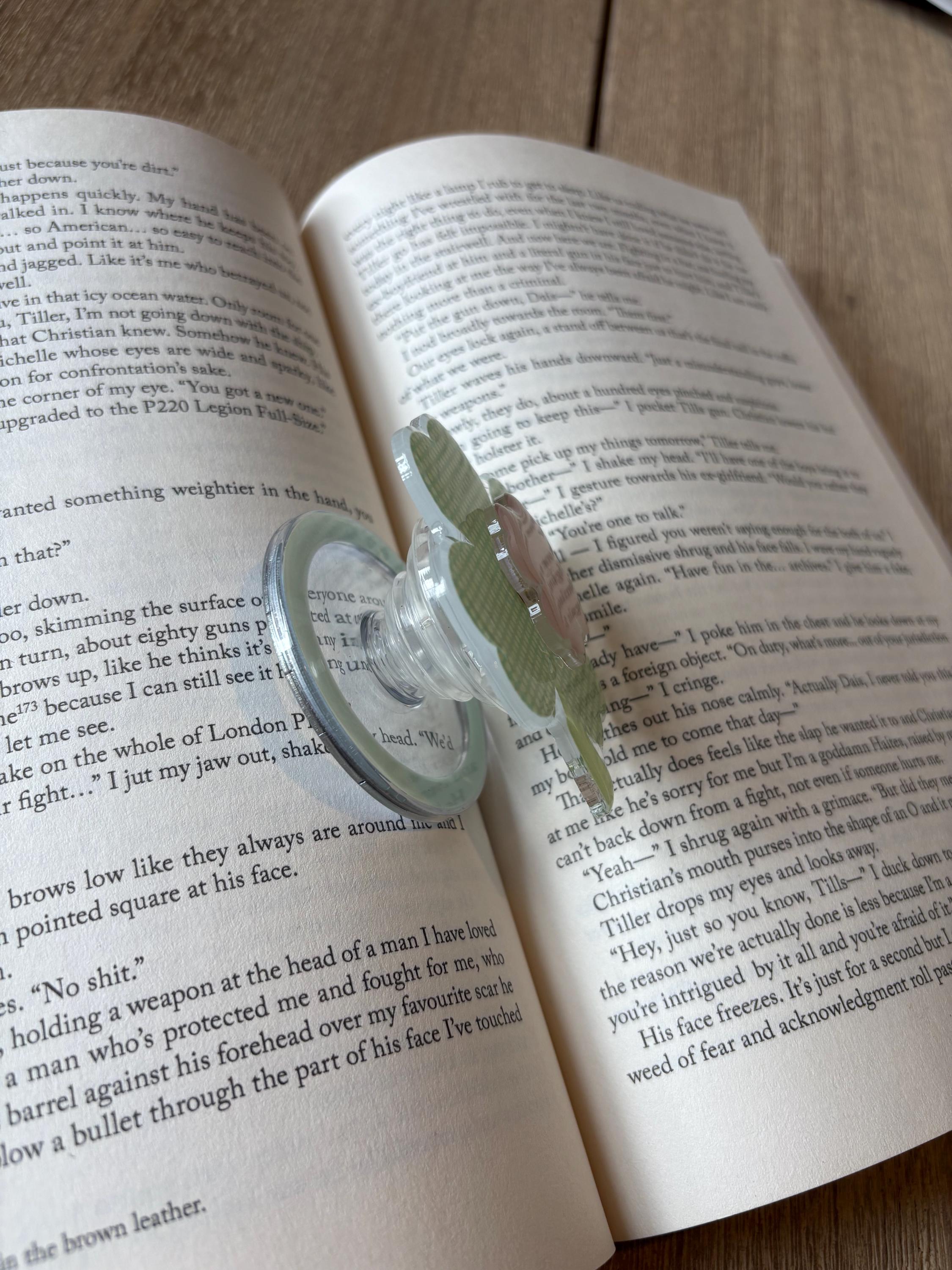 Green Clover Magnetic Kindle Grip