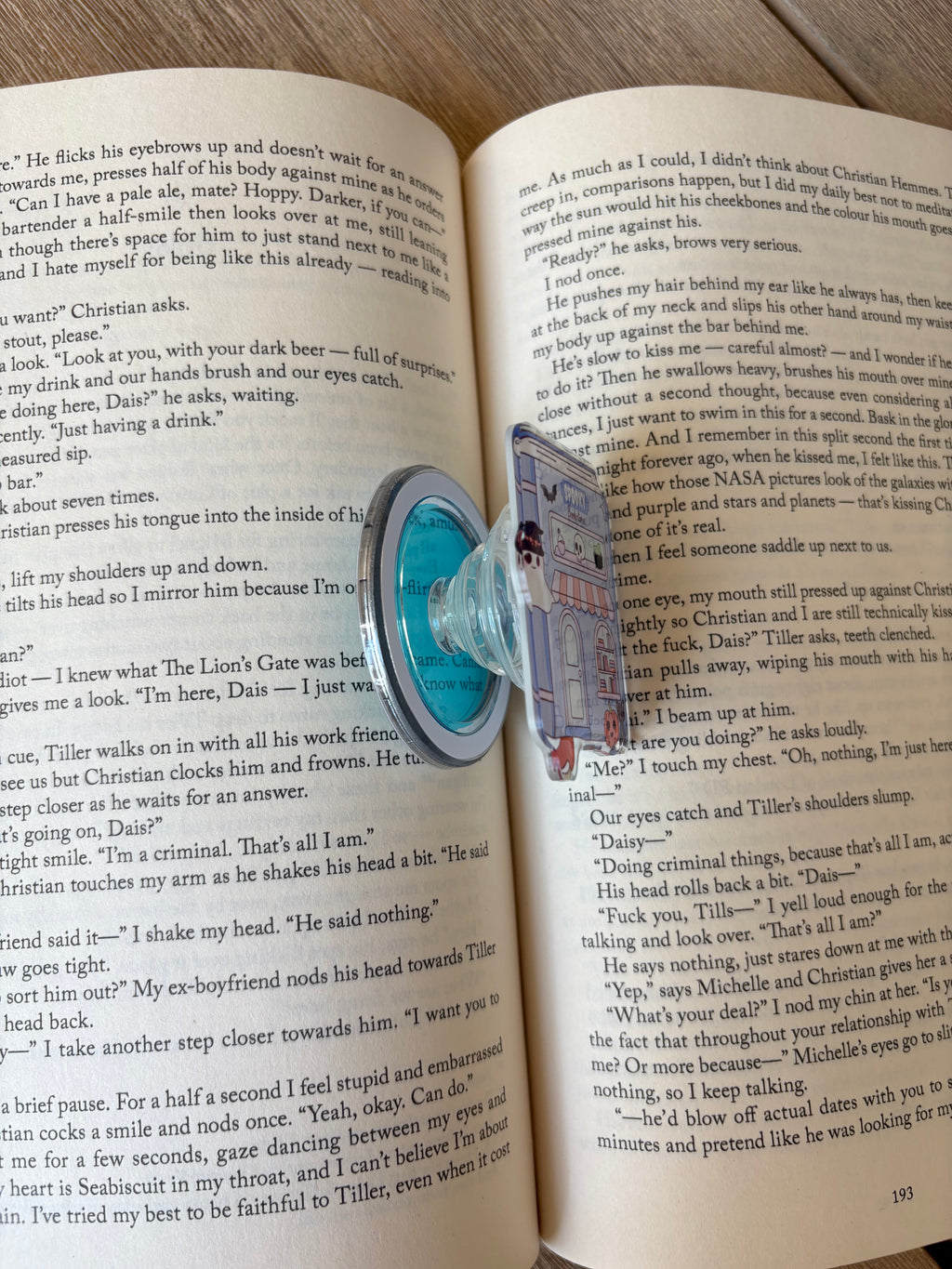 Spooky Bookstore Halloween Magnetic Kindle grip