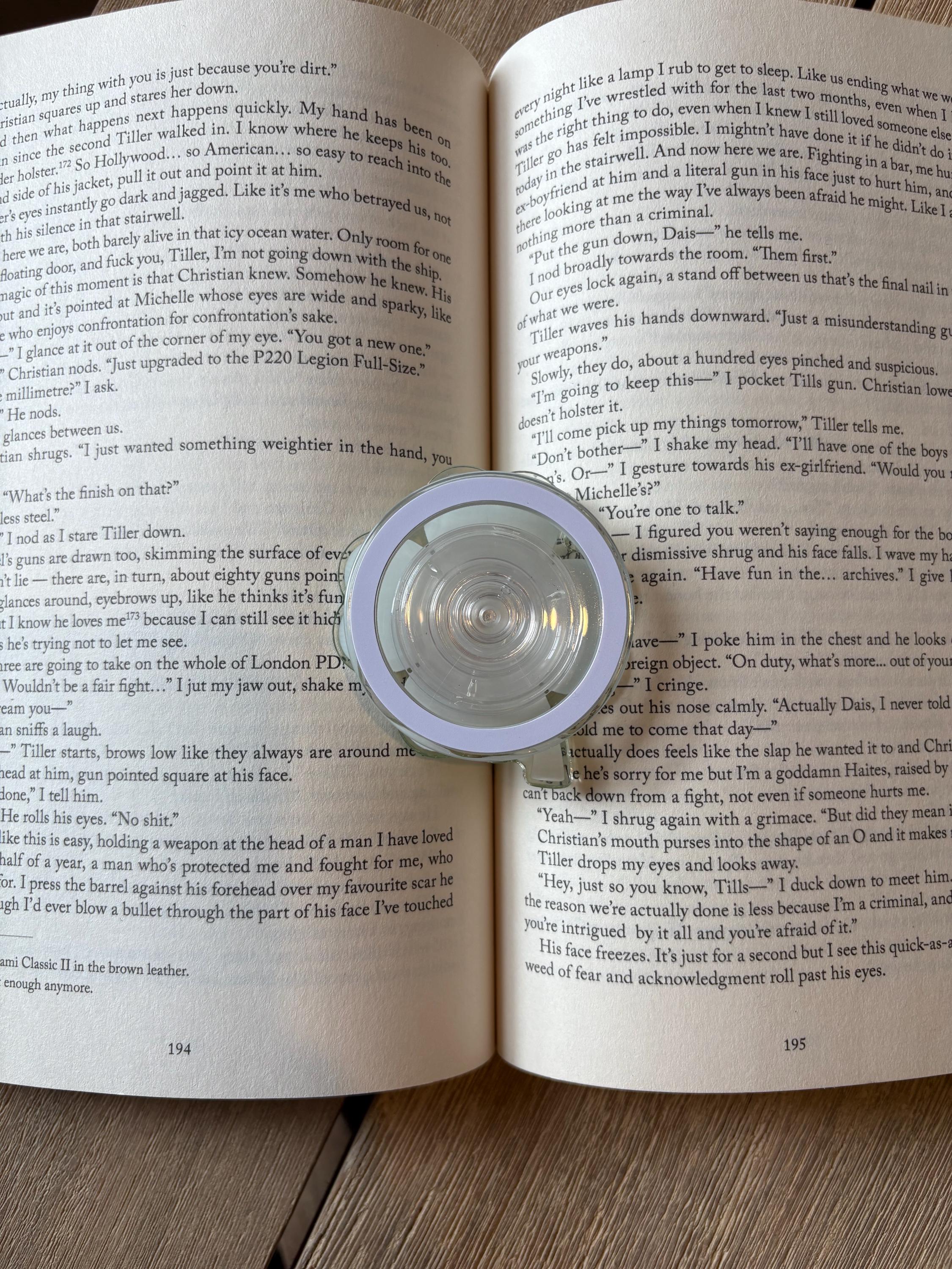 Green Clover Magnetic Kindle Grip