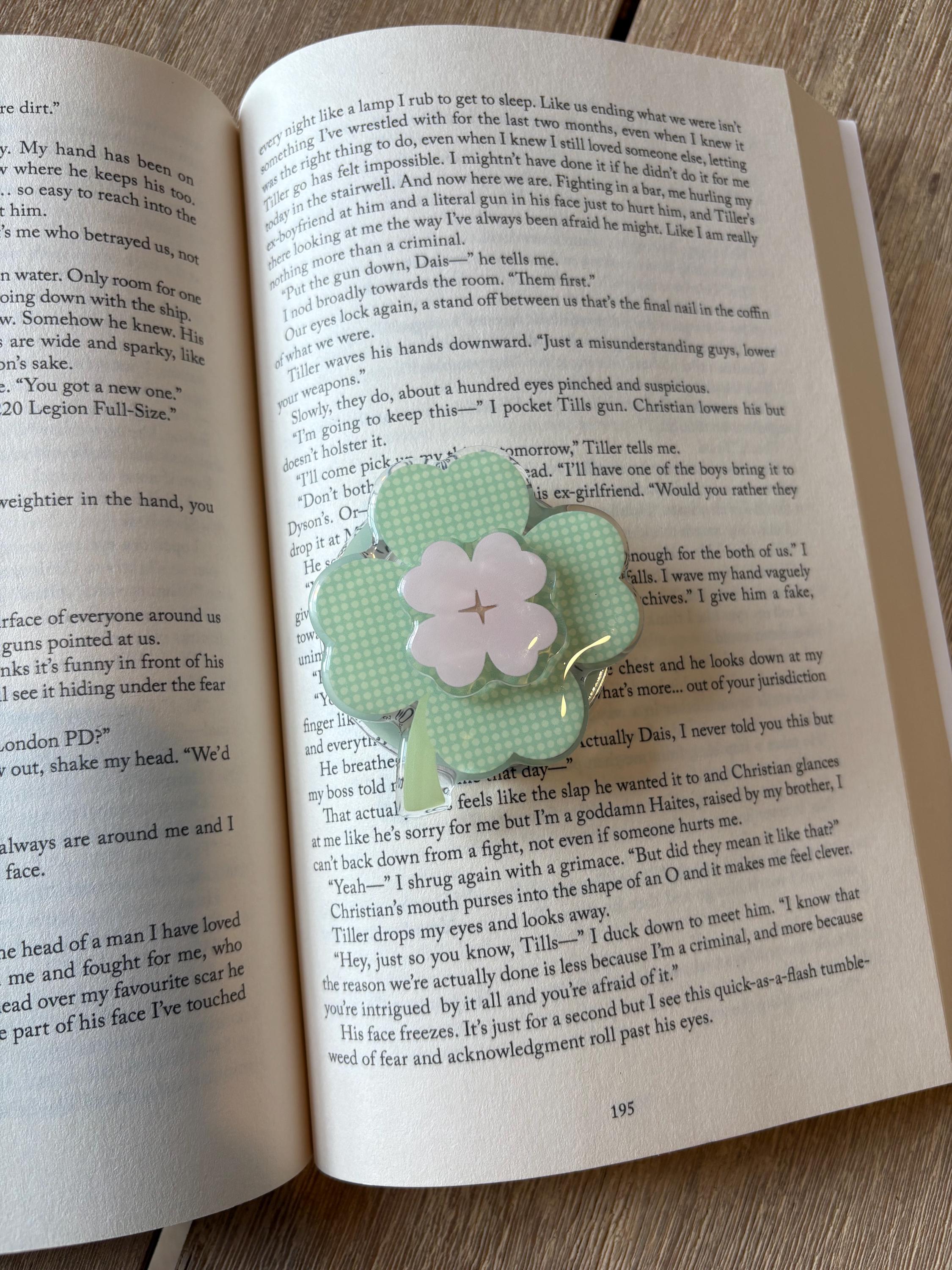 Green Clover Magnetic Kindle Grip