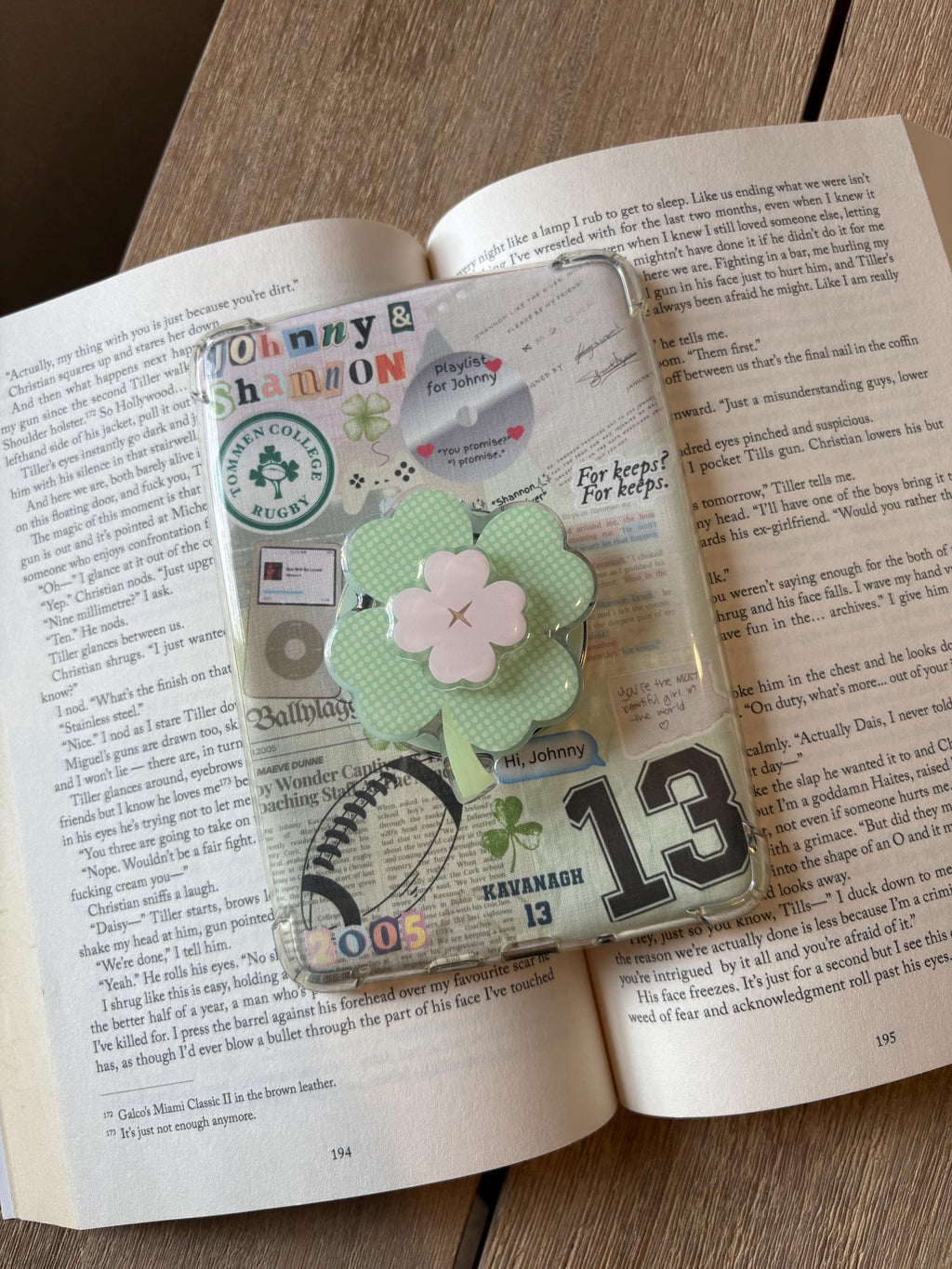 Green Clover Magnetic Kindle Grip