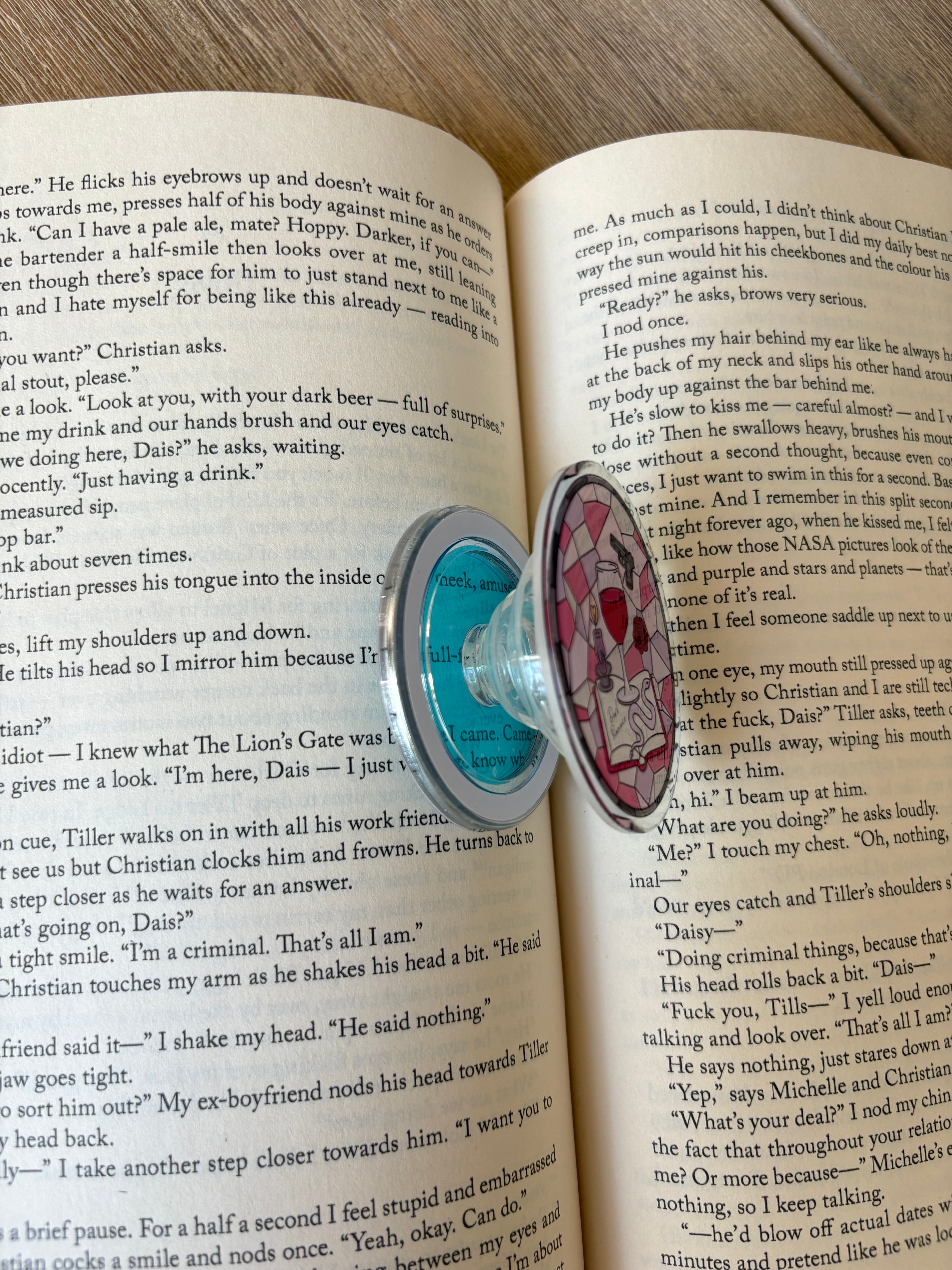 Dark Romance Magnetic Kindle grip