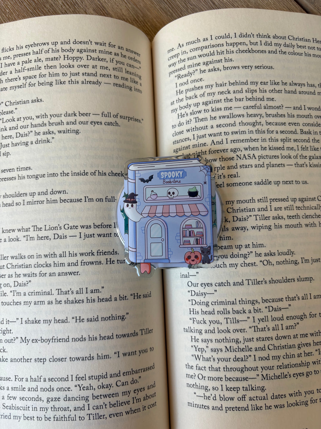Spooky Bookstore Halloween Magnetic Kindle grip