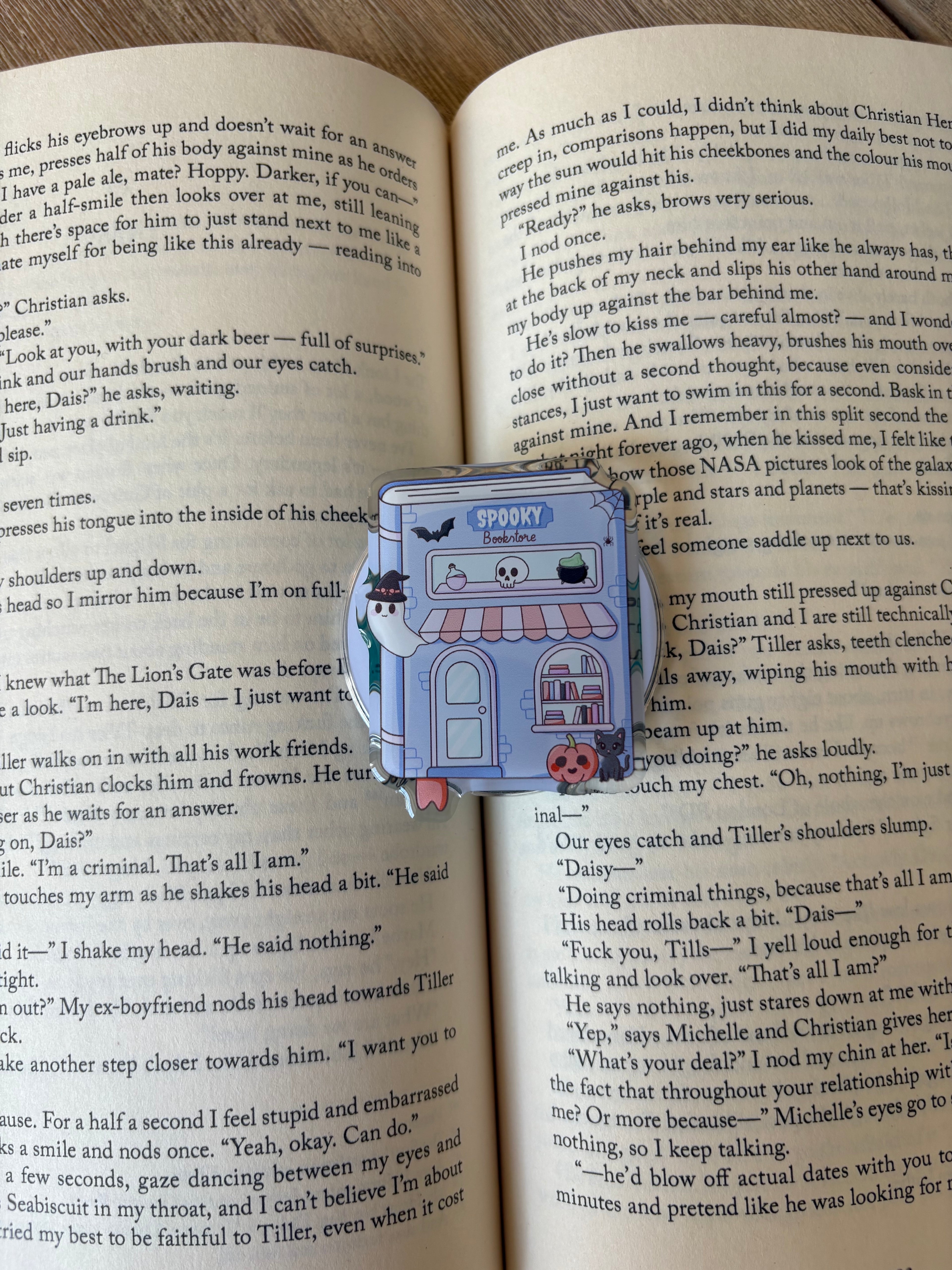 Spooky Bookstore Halloween Magnetic Kindle grip