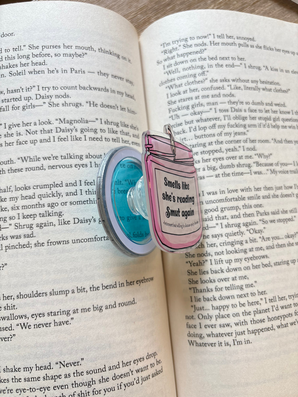 Smells Like She’s Reading Smut Again Magnetic Kindle grip