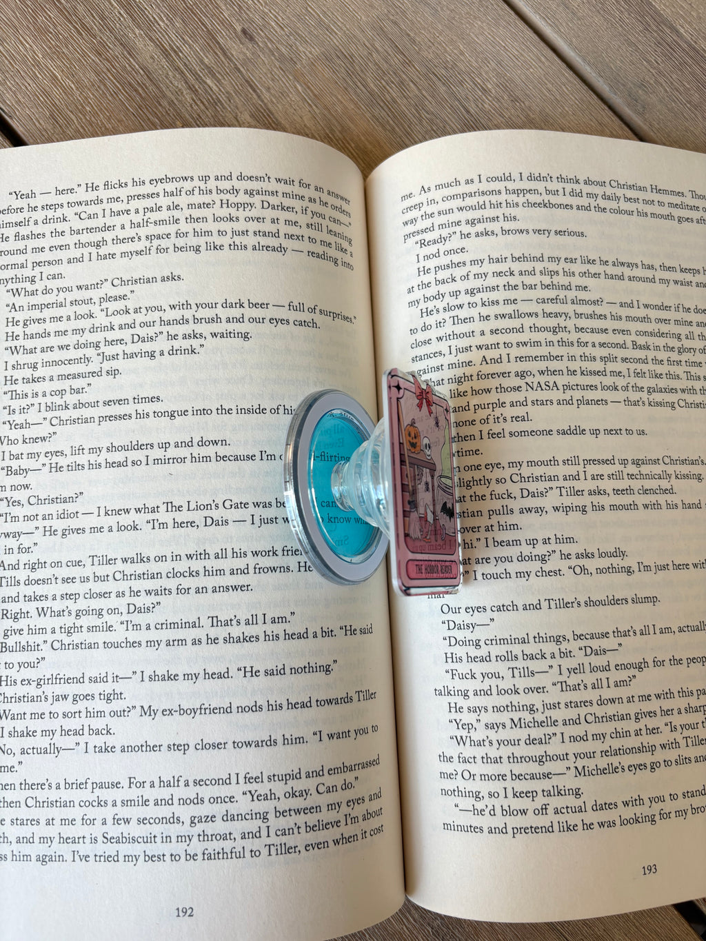 The Horror Reader Magnetic Kindle grip