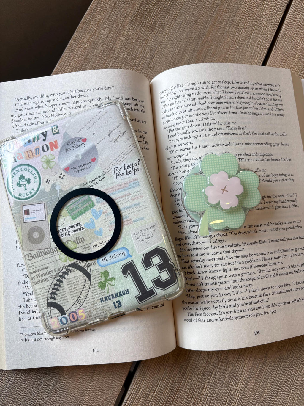 Green Clover Magnetic Kindle Grip