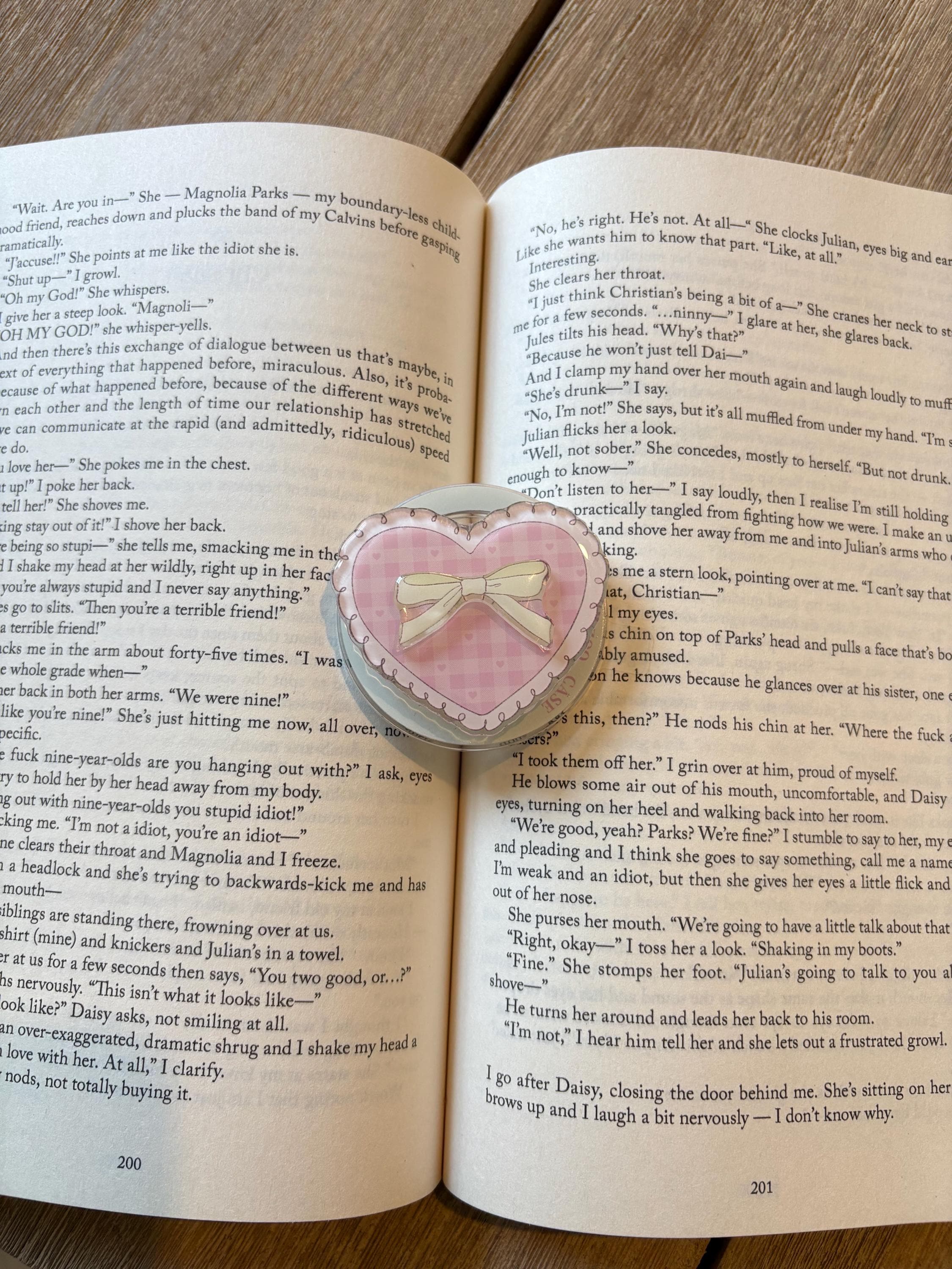 Pink Heart and Bow Magnetic Kindle Grip