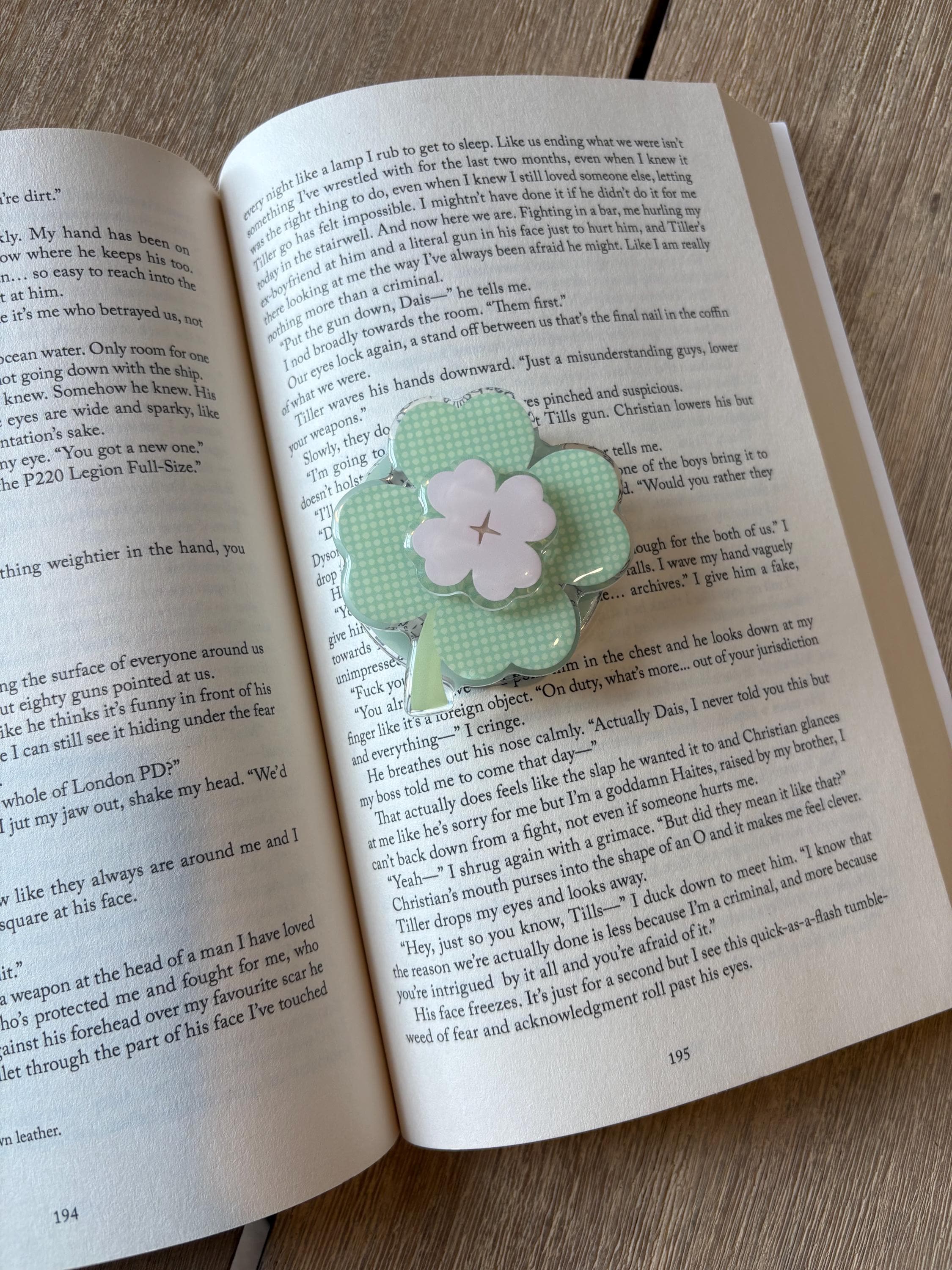 Green Clover Magnetic Kindle Grip